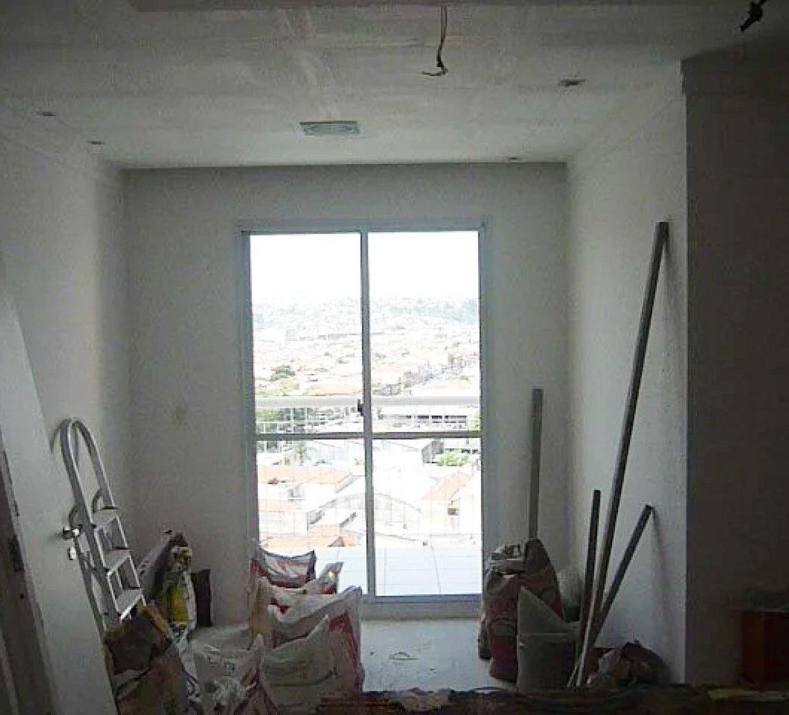 Sala vazia em obra, com janela para a cidade