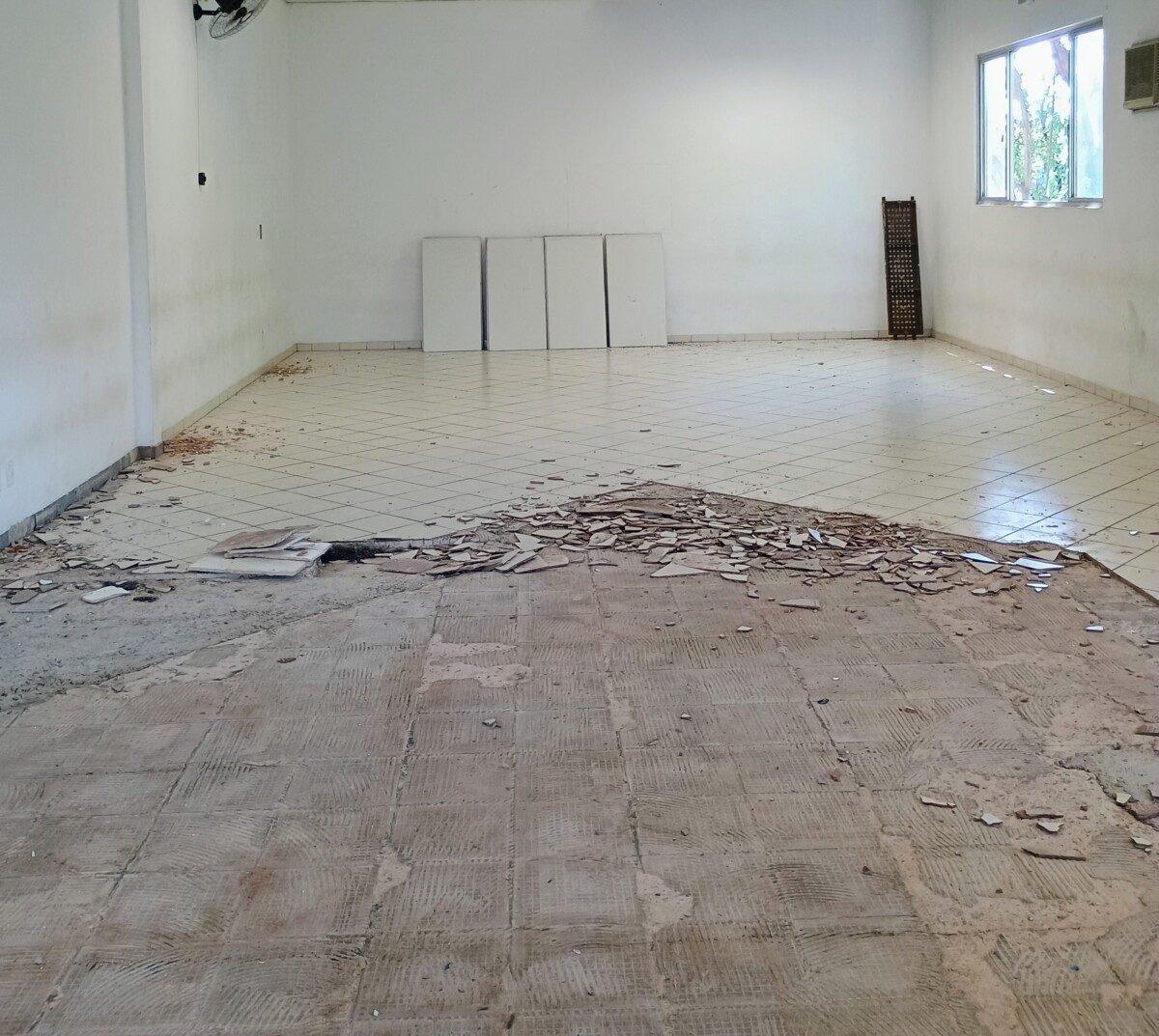 Piso antigo sendo retirado da sala