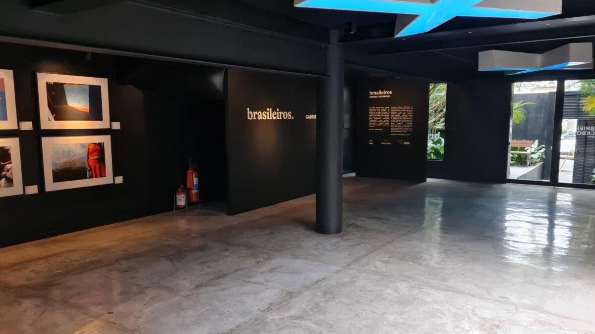 Galeria pronta com piso de concreto polido e fotos nas paredes