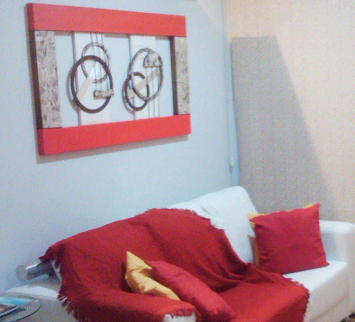 Sala pronta com sofá branco e quadro vermelho
