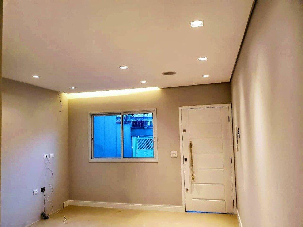 Sala pronta com sanca iluminada e porta branca