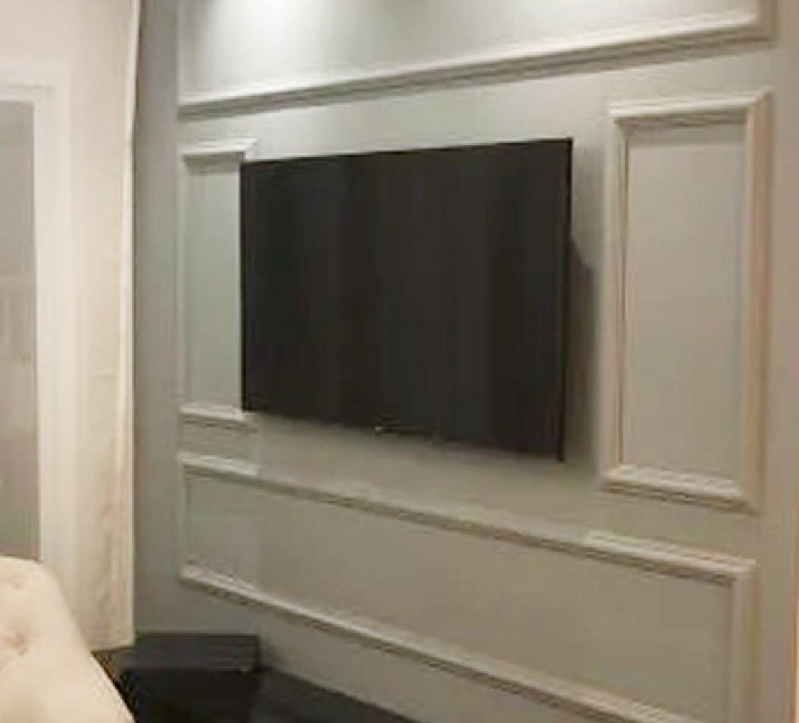 Molduras prontas, com televisão e poltrona