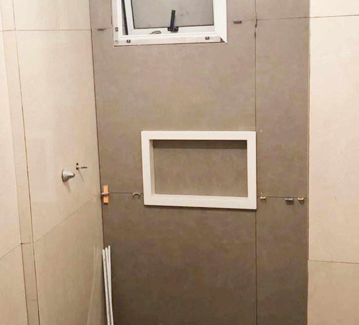 Banheiro com porcelanato e nicho em obra
