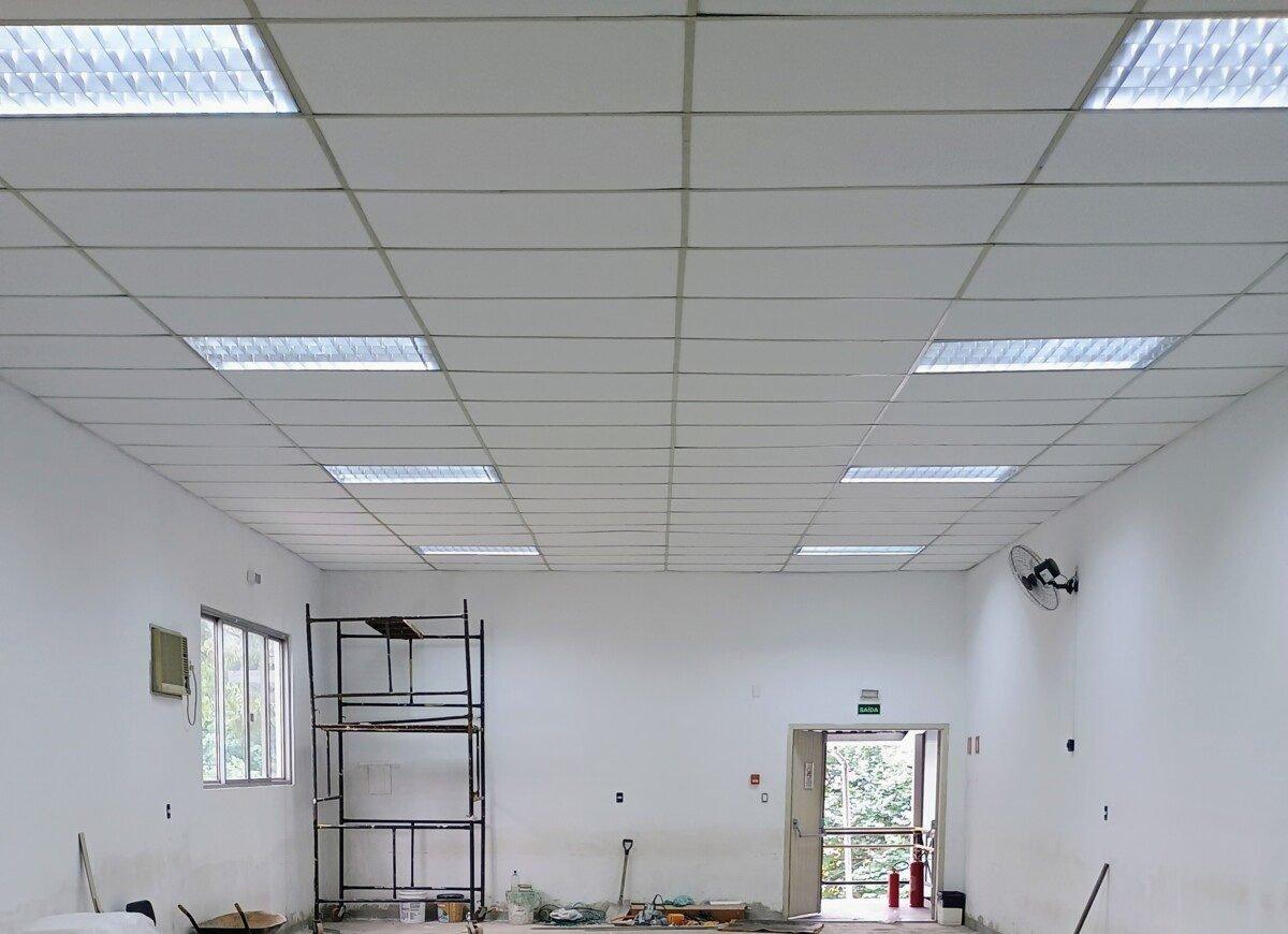 Forro modular pronto, com luminárias embutidas