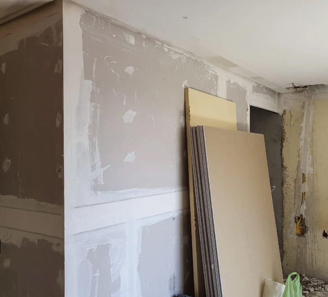 Parede de drywall recebendo massa