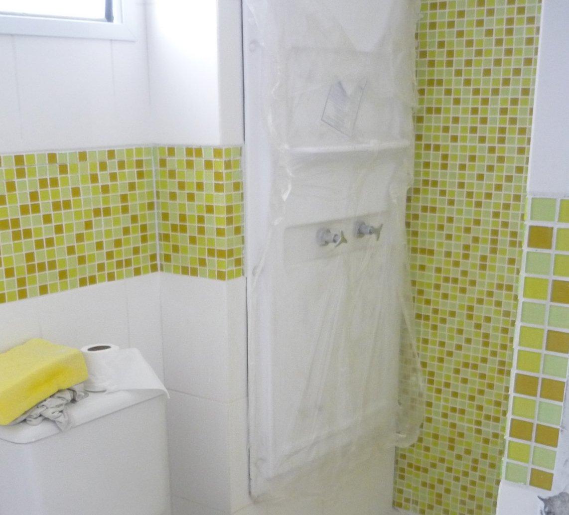 Banheiro em obra com pastilhas amarelas