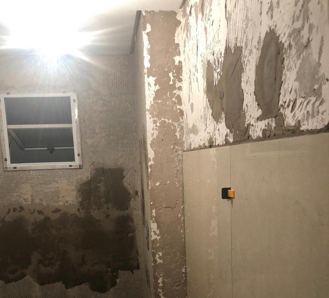 Parede do banheiro recebendo revestimento