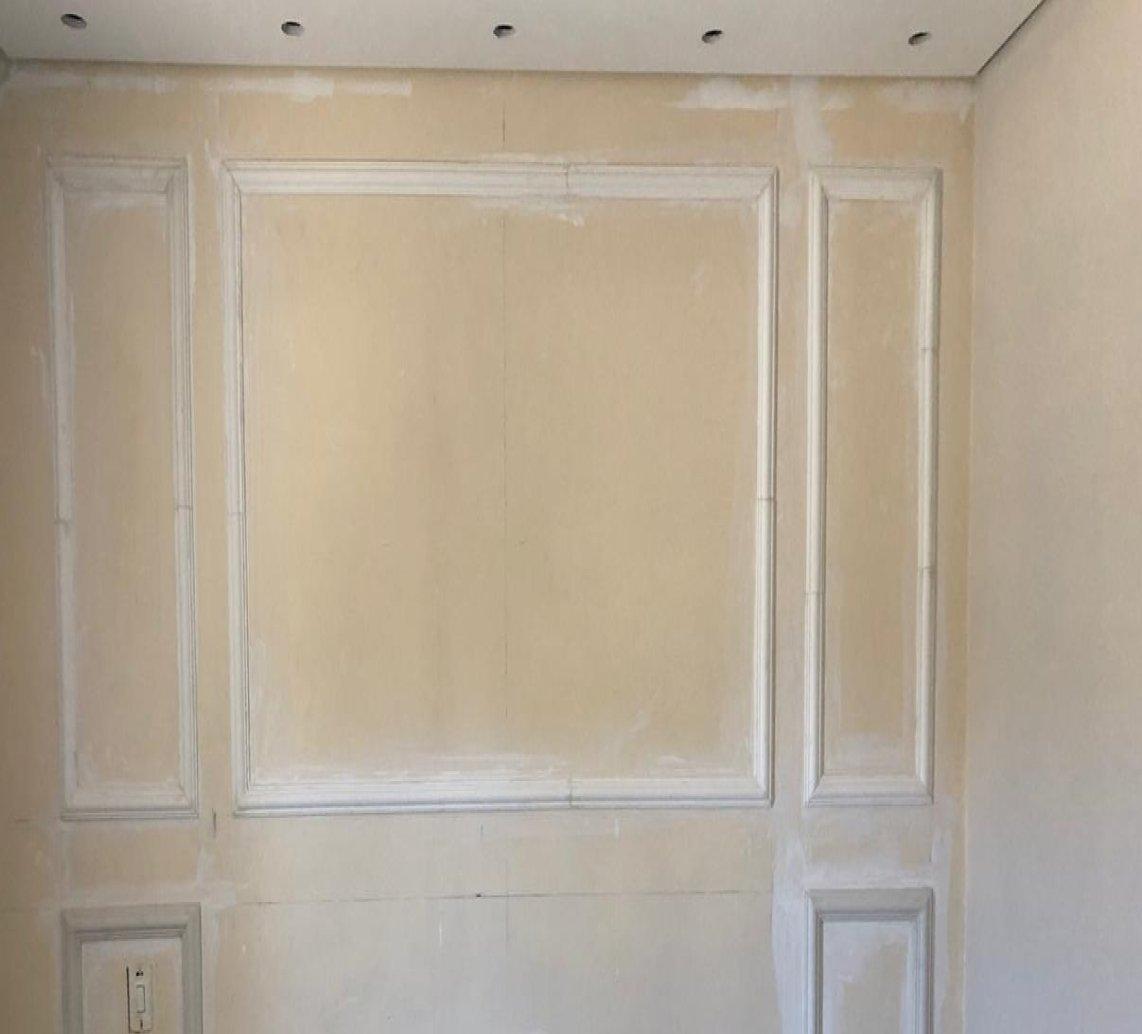 Molduras de gesso antes da pintura