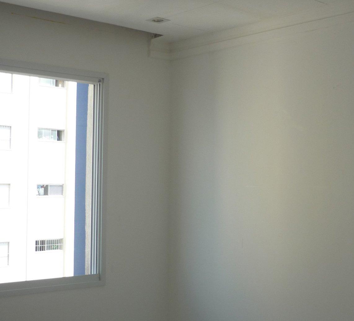 Quarto com paredes pintadas e janela