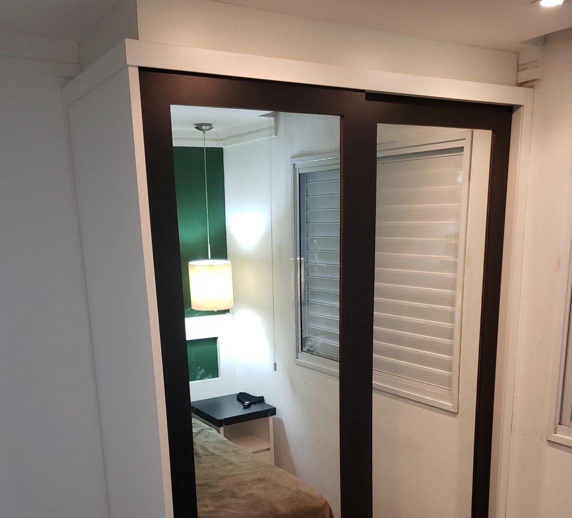 Armário com portas de espelho
