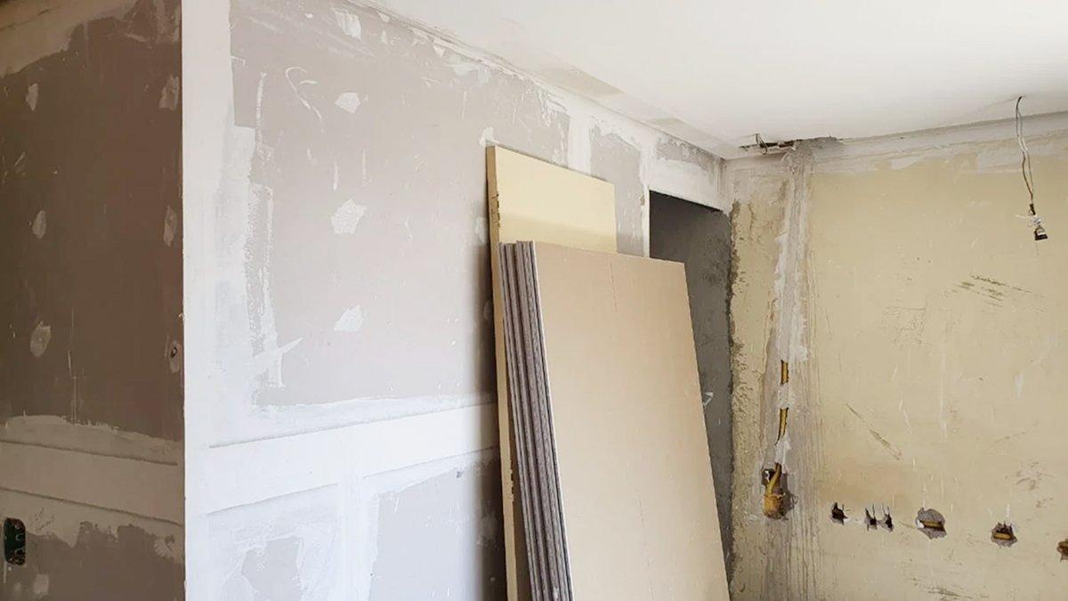 Antes: Cômodo em obra com placas de drywall encostadas na parede