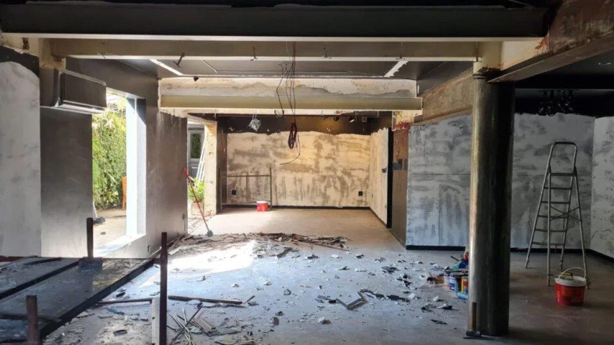 Antes: Galpão em demolição, com entulho no piso e escada encostada na parede